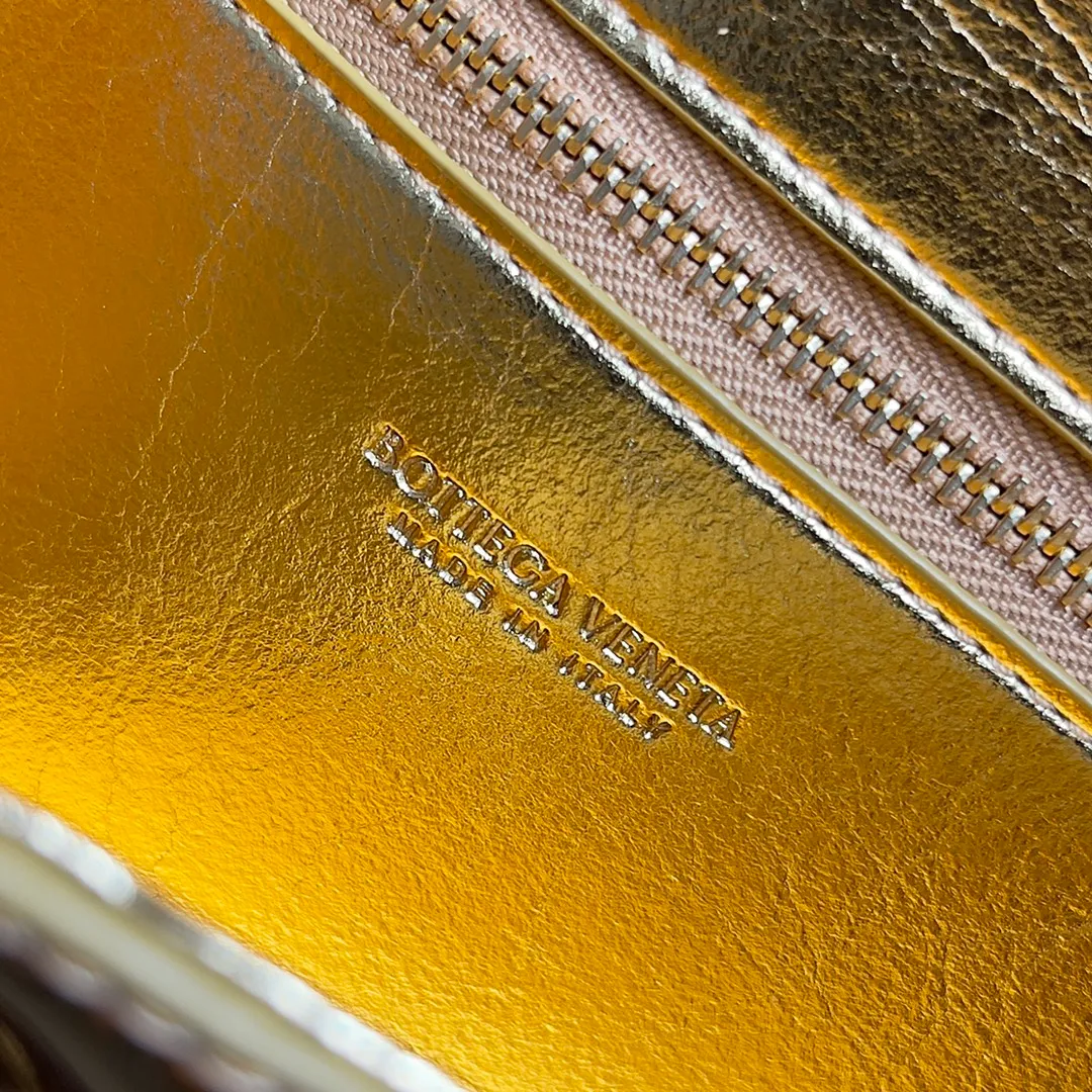 The batch of 1360 BV Andiamo evening handbags has been heavily planted again~ The designer aesthetics in the era of economic downturn are back. I fall in love with it at first sight and can't put it down. It's so beautiful and full of aura. The shape and texture are very competitive. It's light in weight and has sufficient capacity. It's a must-have for fashionistas. It's suitable for many occasions, minimalist, high-end and light luxury. Model No.: 741511 Size: 31*13*3cm